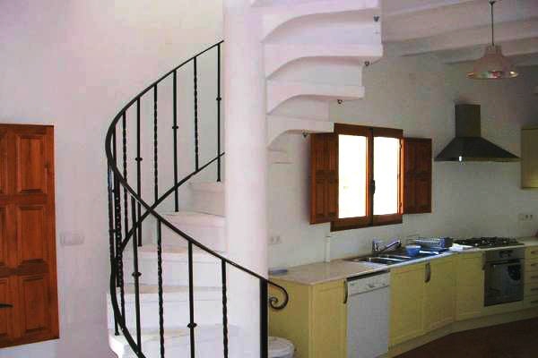 Einbauküche und Treppenaufgang