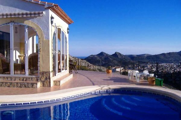 Villa mit Pool und herrlichem Blick über die Berge