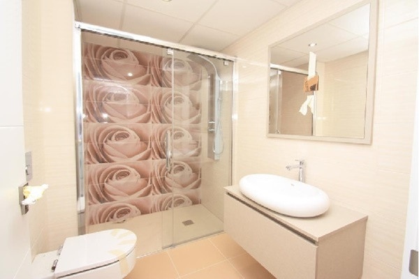 Eines der exquisiten Badezimmer im edelen Design