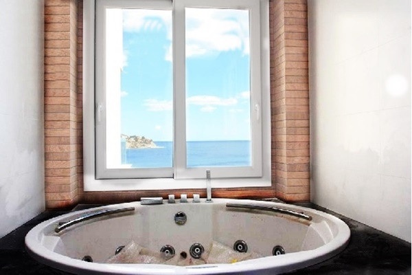 Eines der stilvollen Badezimmer mit Blick auf das Meer