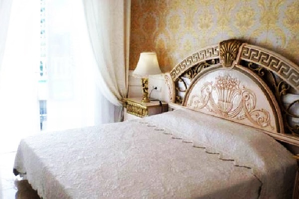 Eines der exquisiten Schlafzimmer mit Badezimmer en Suit und direktem Zugang zur Terrasse