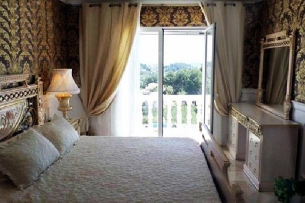 Eines der luxuriösen Schlafzimmer mit vielen schönen Details, Badezimmer en Suit und direktem Zugang zur Terrasse