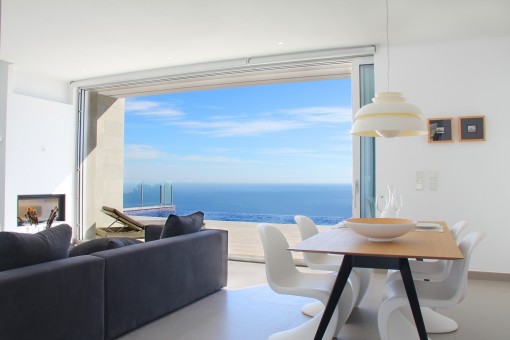 Wohnzimmer mit Panoramafenster und Blick aufs Meer
